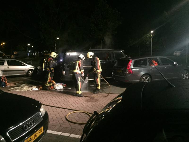 Bestelbus verwoest na te hete oven in laadruim