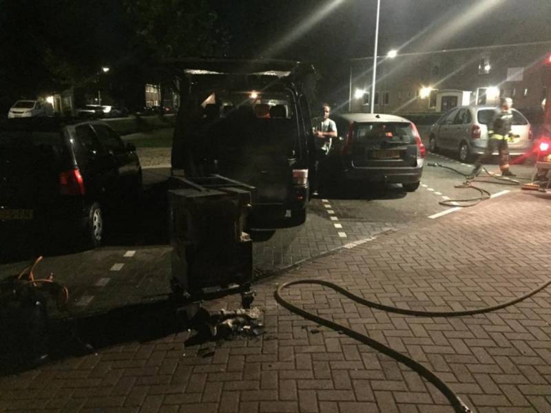 Bestelbus verwoest na te hete oven in laadruim