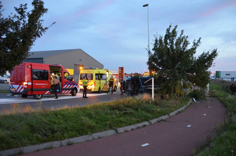 Auto vliegt uit de bocht belandt op zijkant