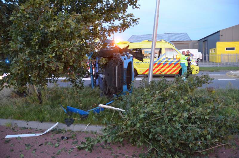 Auto vliegt uit de bocht belandt op zijkant