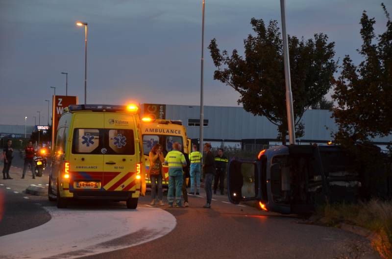 Auto vliegt uit de bocht belandt op zijkant