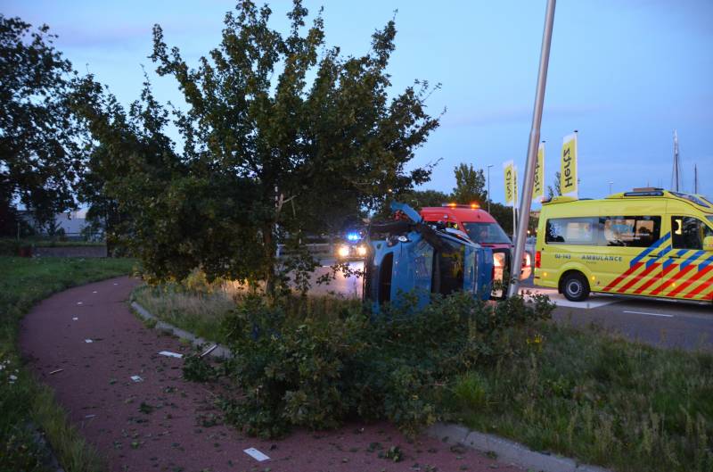 Auto vliegt uit de bocht belandt op zijkant