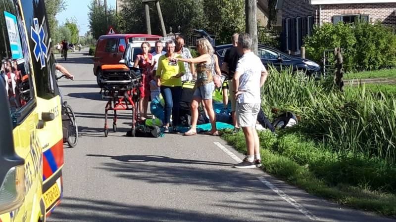 Gemotoriseerde bakfiets belandt in water bij uitwijkmanoeuvre