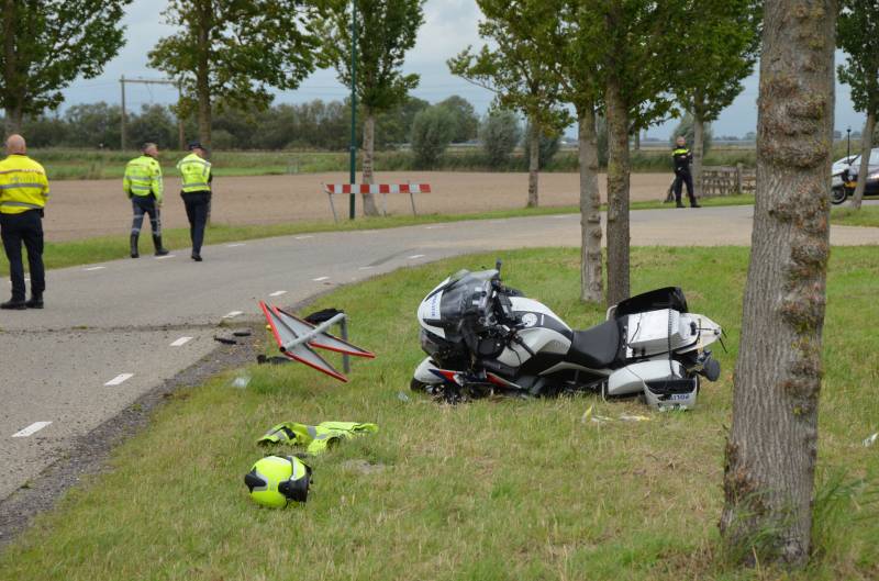 Politiemotor gaat onderuit in bocht