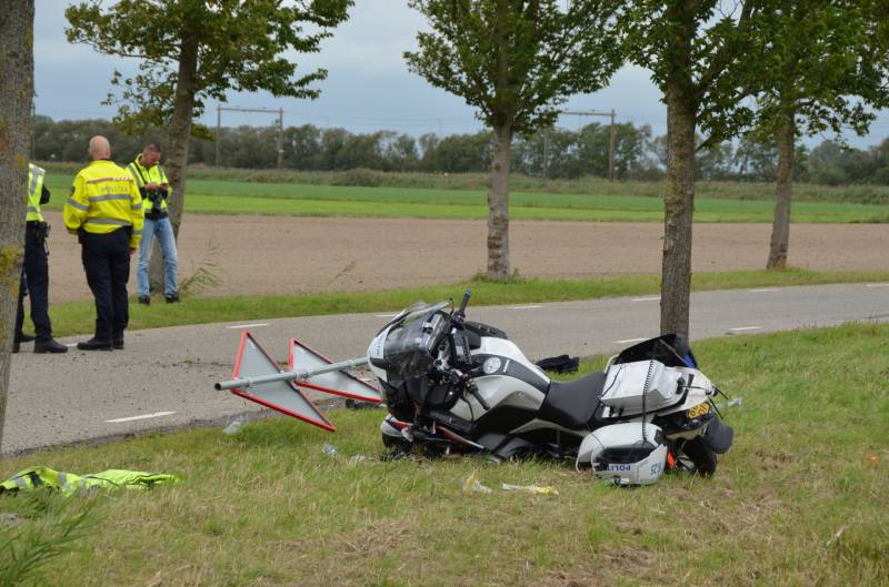 Politiemotor gaat onderuit in bocht
