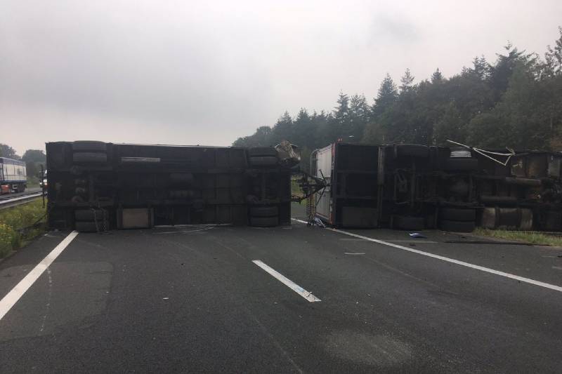 Rijbaan snelweg geblokkeerd door gekantelde vrachtwagen; filmende bestuurders bekeurd