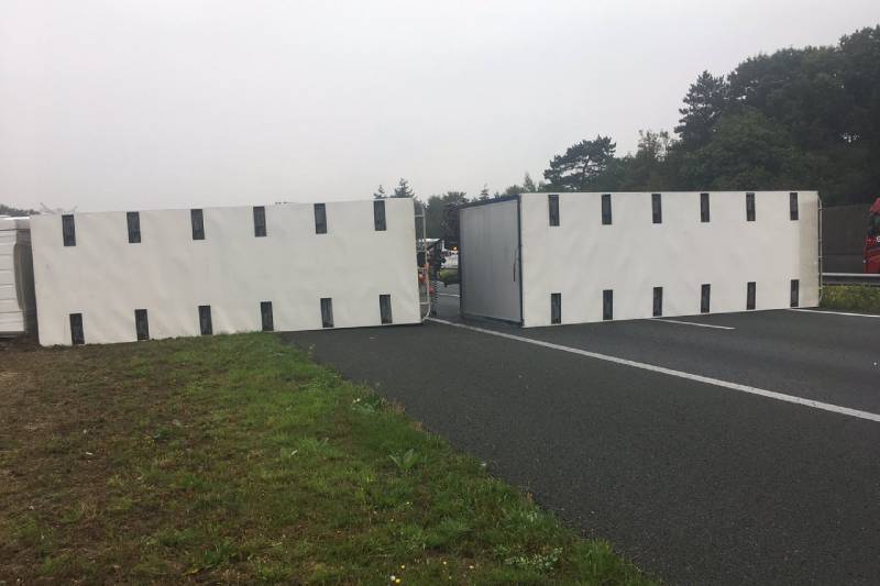 Rijbaan snelweg geblokkeerd door gekantelde vrachtwagen; filmende bestuurders bekeurd