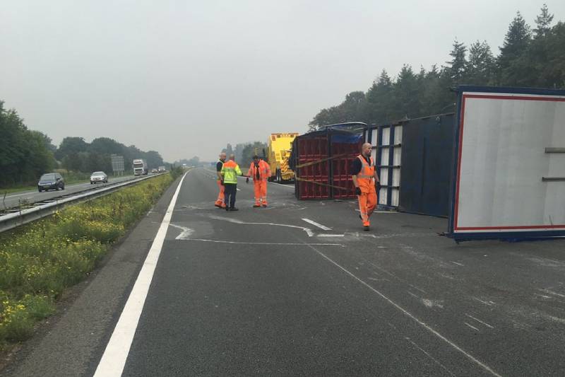 Rijbaan snelweg geblokkeerd door gekantelde vrachtwagen; filmende bestuurders bekeurd