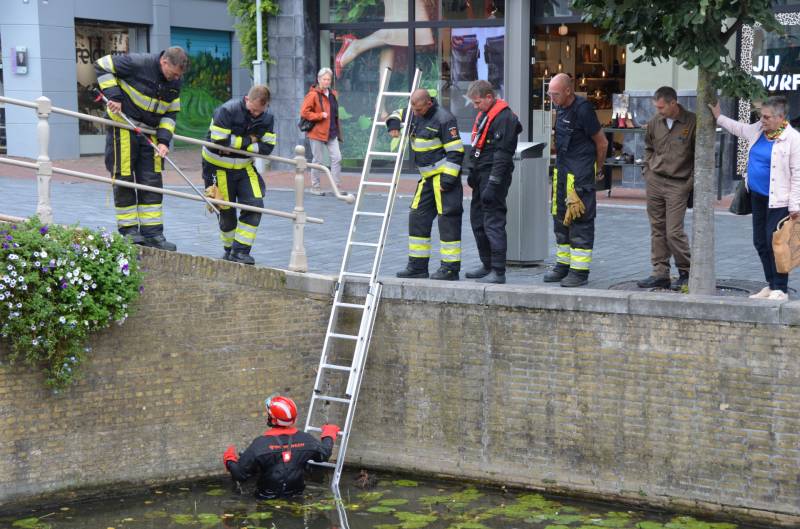 Kat uit afvoer naar gracht gered