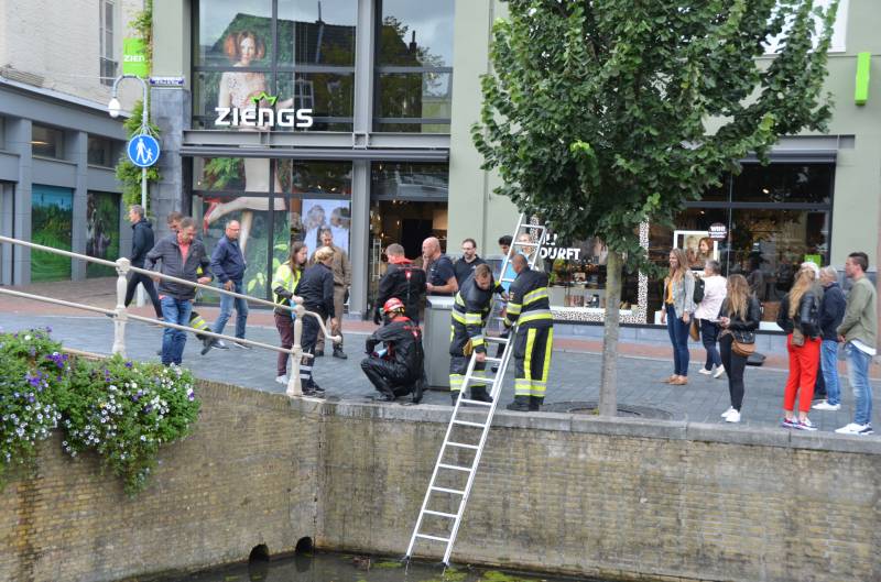 Kat uit afvoer naar gracht gered