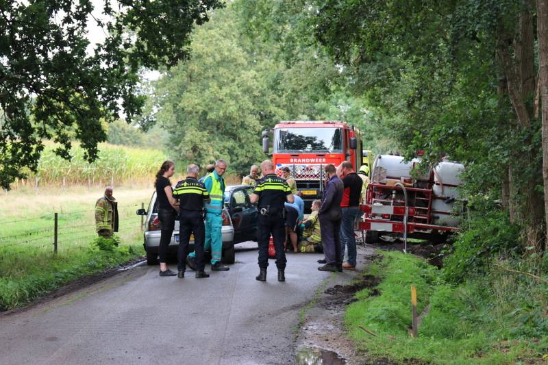 Foto-update: #Kootwijkerbroek Volwassene en kind gewond bij frontale aanrijding Dijkerweg Kootwijkerbroek.: