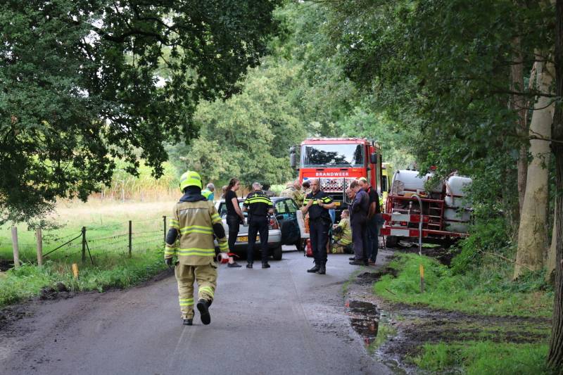 Volwassene en kind gewond bij frontale aanrijding