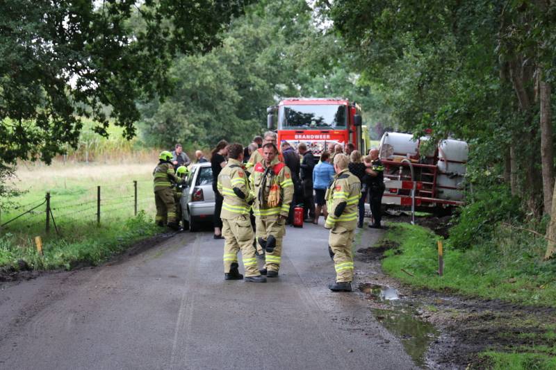 Volwassene en kind gewond bij frontale aanrijding