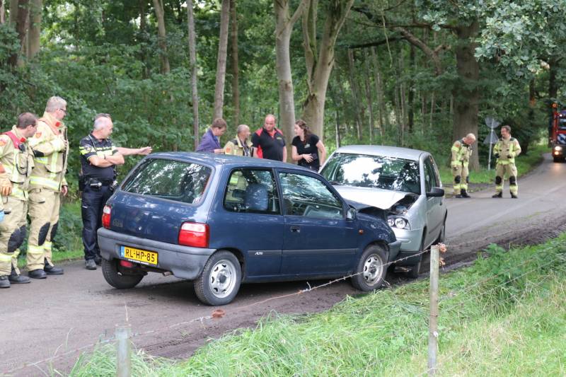 Volwassene en kind gewond bij frontale aanrijding