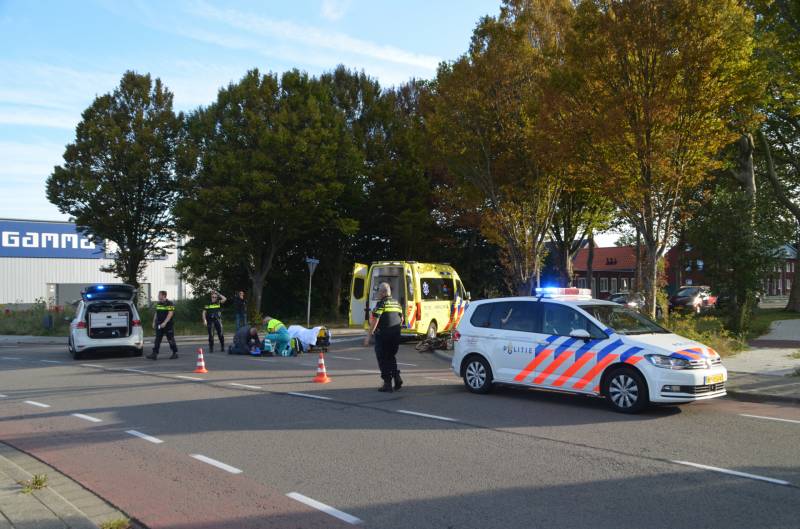 Fietser gewond na aanrijding met bestelbus