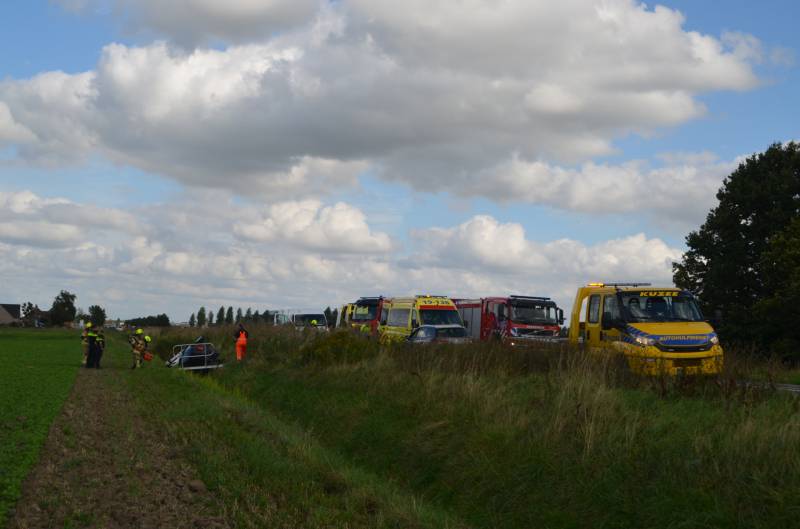 Auto raakt van de weg en belandt op de kop in greppel