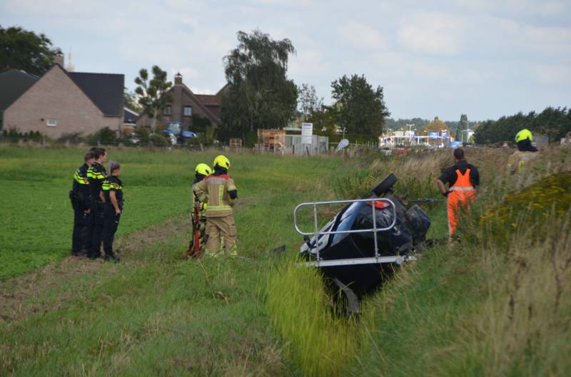 Auto raakt van de weg en belandt op de kop in greppel