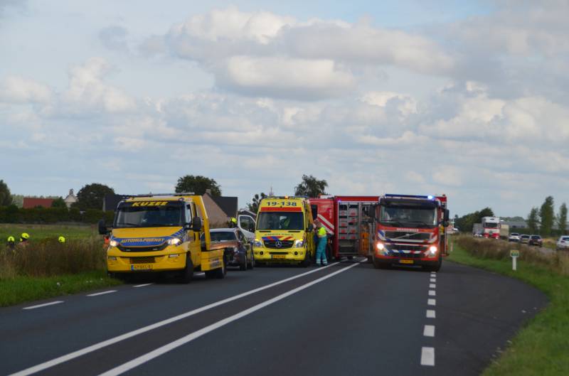 Auto raakt van de weg en belandt op de kop in greppel