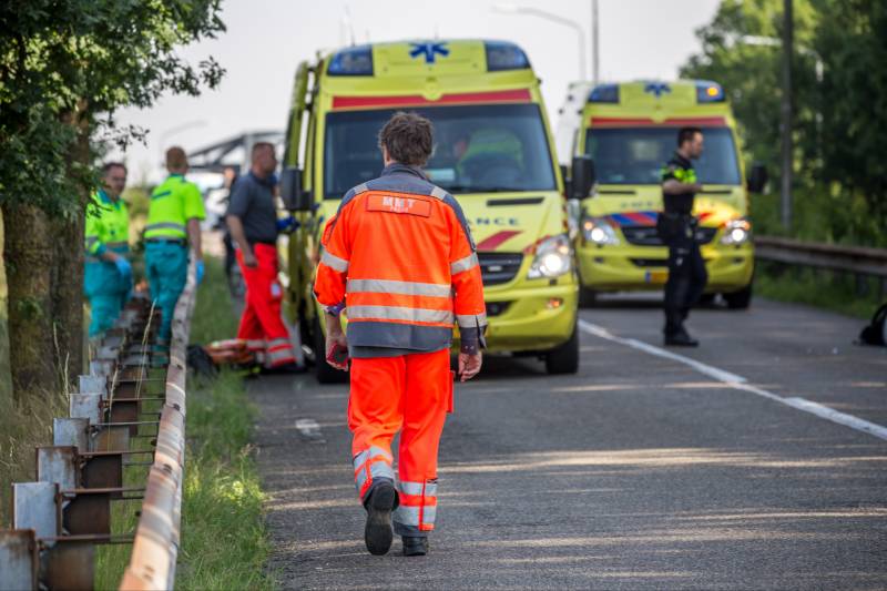 Motorrijder overleden na botsing tegen boom
