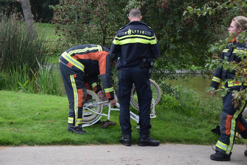 Sloten in Burgemeester Berkhoutpark doorzocht na gevonden kinderfiets