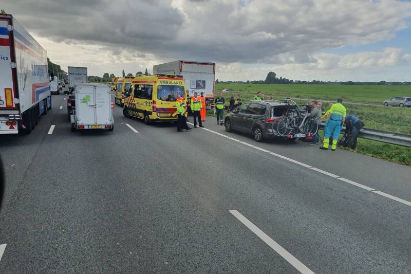 Auto botst op vrachtwagen