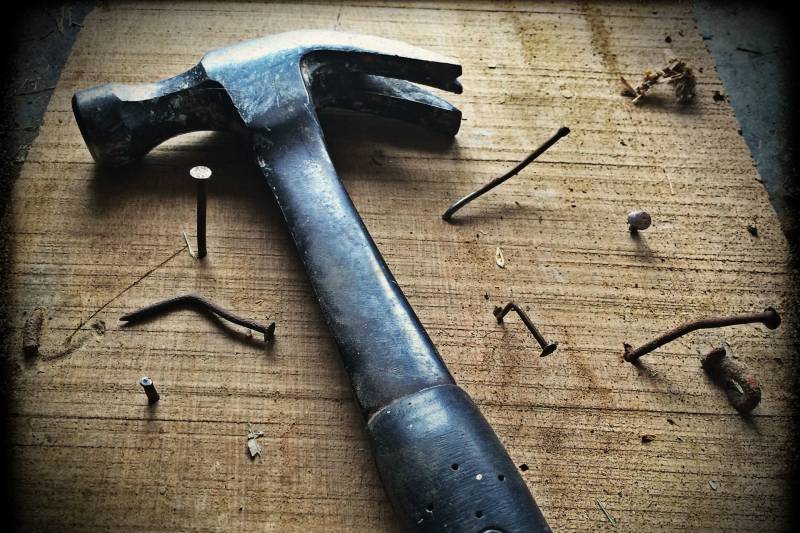 Man met hamer richt vernielingen aan en bedreigt omwonenden