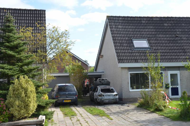 Auto op oprit woning uitgebrand