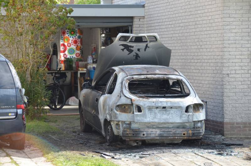 Auto op oprit woning uitgebrand