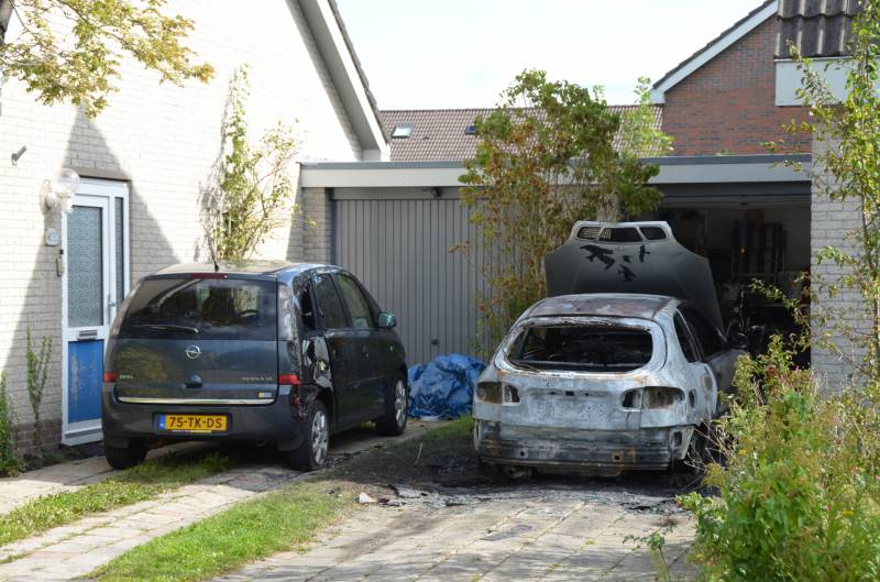 Auto op oprit woning uitgebrand
