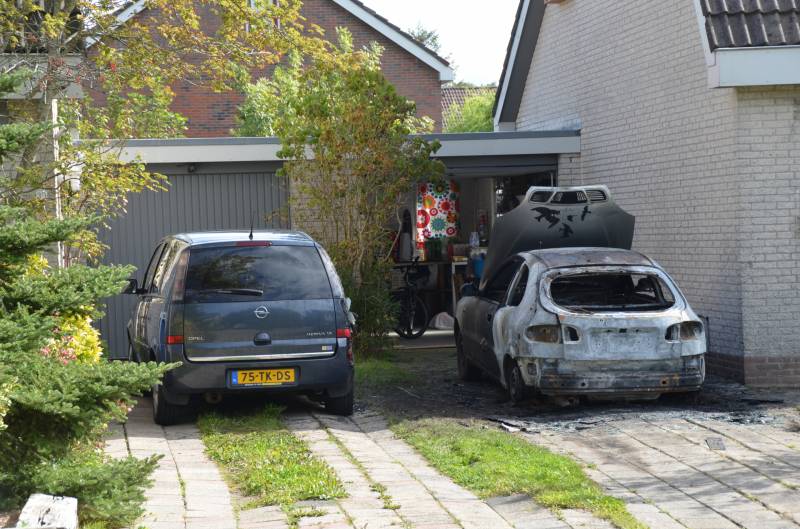 Auto op oprit woning uitgebrand