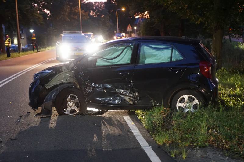 Twee auto's botsen frontaal op elkaar