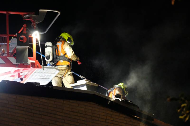Brandweer sloopt dak om brand te lokaliseren