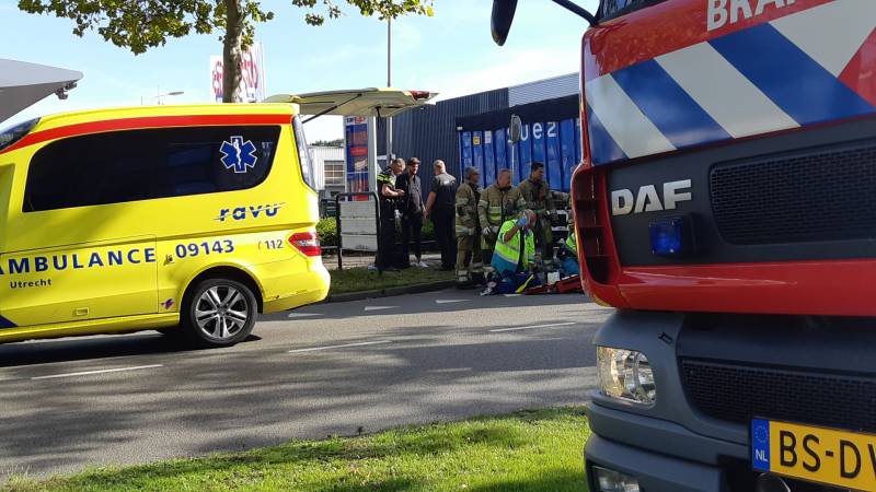 Afslaande vrachtwagen rijdt over fietsster