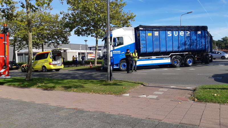 Afslaande vrachtwagen rijdt over fietsster