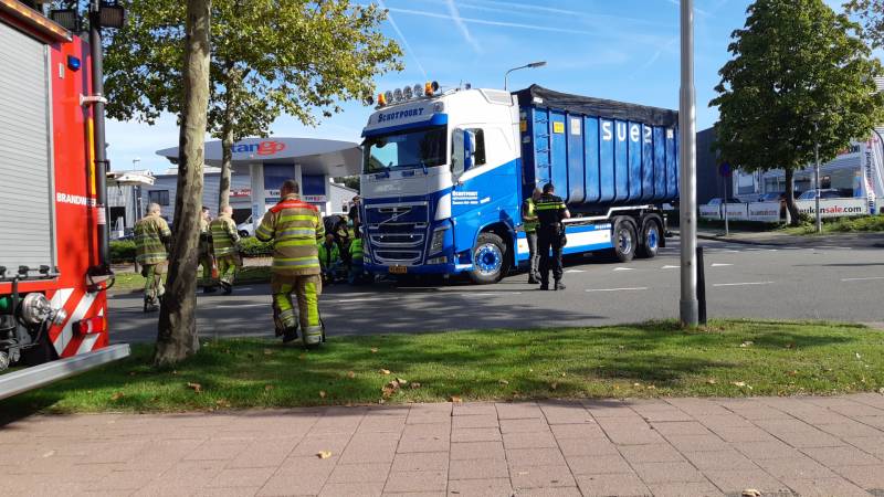 Afslaande vrachtwagen rijdt over fietsster