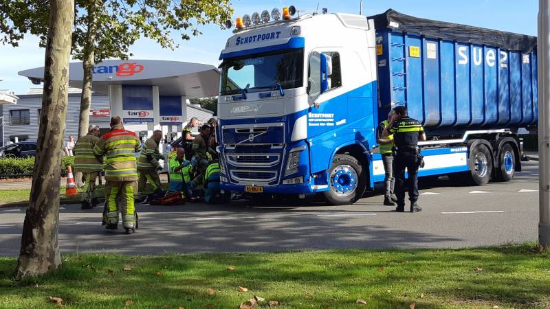 Afslaande vrachtwagen rijdt over fietsster
