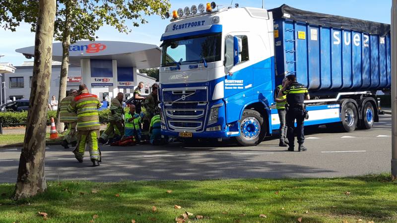 Afslaande vrachtwagen rijdt over fietsster