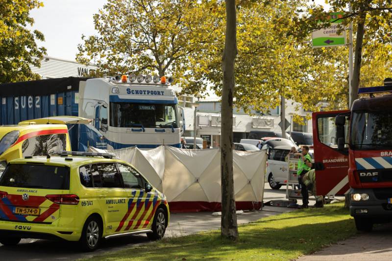 Afslaande vrachtwagen rijdt over fietsster