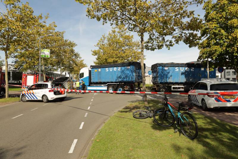 Afslaande vrachtwagen rijdt over fietsster
