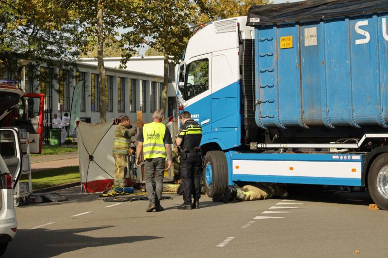 Afslaande vrachtwagen rijdt over fietsster