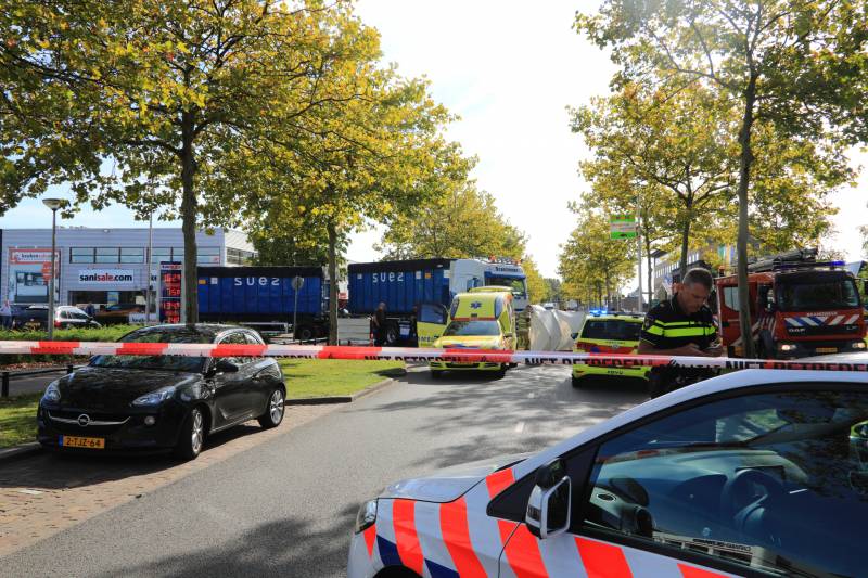 Afslaande vrachtwagen rijdt over fietsster