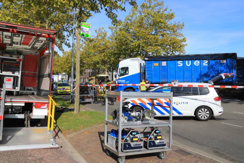 Afslaande vrachtwagen rijdt over fietsster