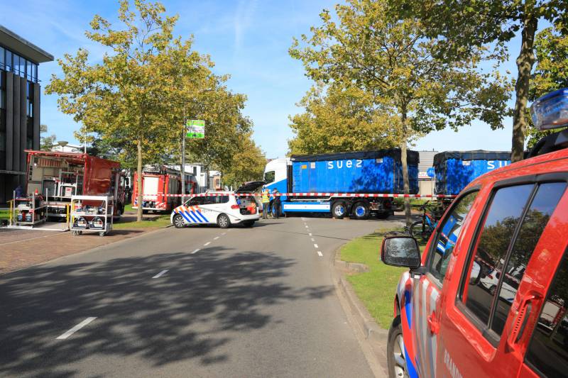 Afslaande vrachtwagen rijdt over fietsster