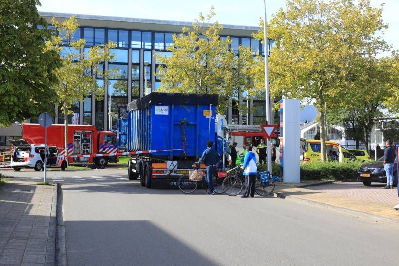 Afslaande vrachtwagen rijdt over fietsster