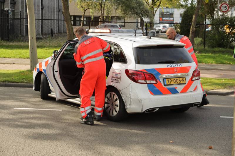 Afslaande vrachtwagen rijdt over fietsster