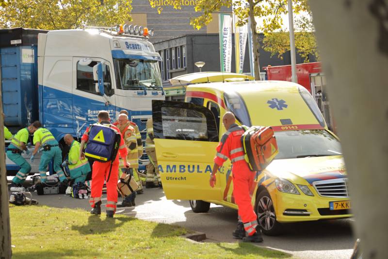 Afslaande vrachtwagen rijdt over fietsster