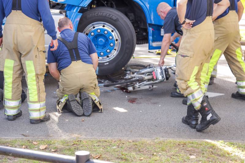 Afslaande vrachtwagen rijdt over fietsster