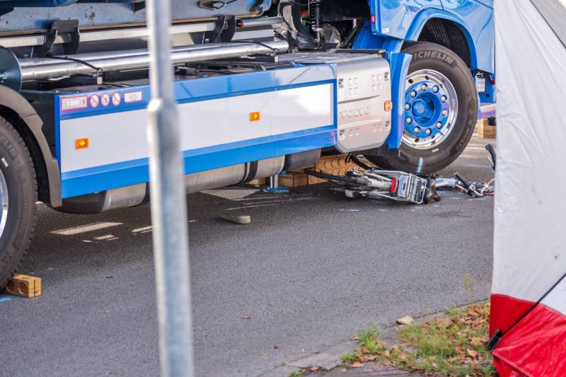 Afslaande vrachtwagen rijdt over fietsster