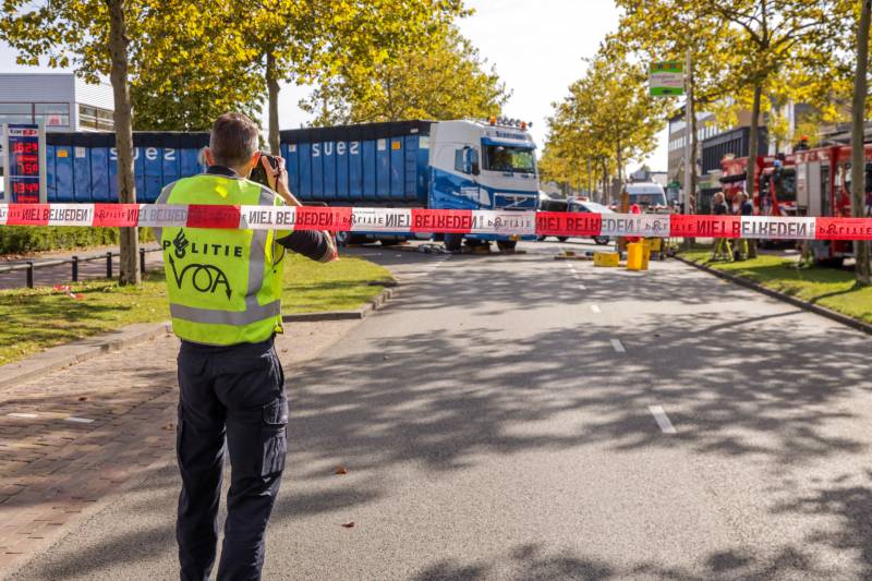 Afslaande vrachtwagen rijdt over fietsster