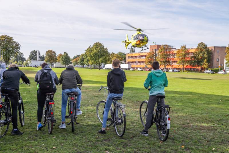 Afslaande vrachtwagen rijdt over fietsster